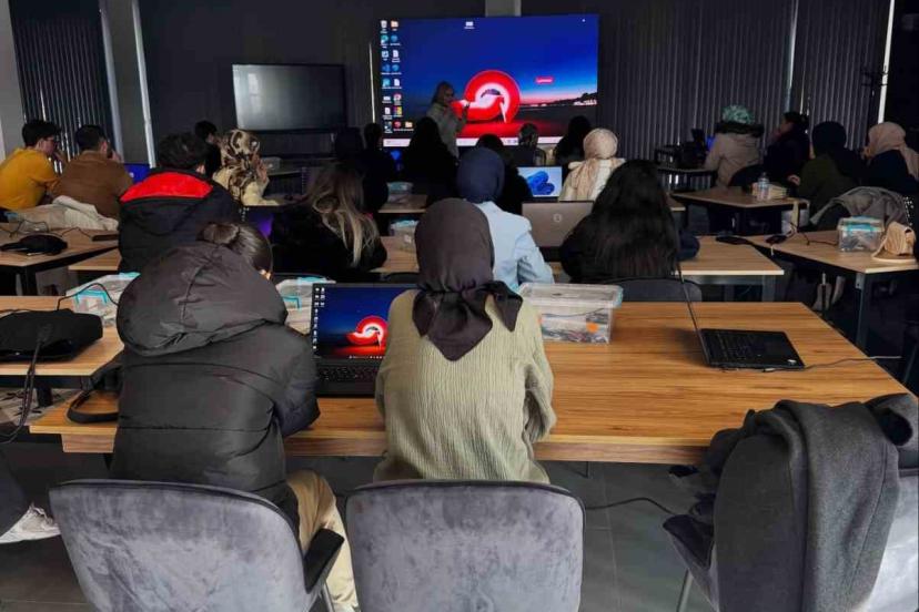 Bilişim Akademisi’nde Fen Bilgisi öğretmen adaylarına eğitim