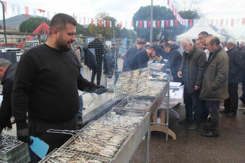 Binlerce vatandaş hamsi festivalinde buluştu: 7 ton hamsi tüketildi