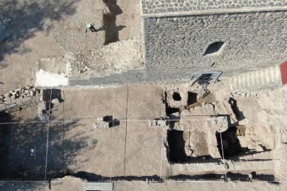Bir asırdır toprak altında olan Diyarbakır surlarının 1.35 metresi gün yüzüne çıkartıldı