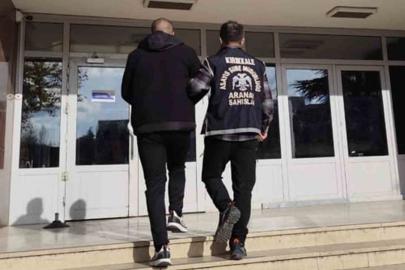 Bir yıldır aranan hükümlü, araç içinde güneşlikle yüzünü kameralardan gizlemeye çalışırken yakalandı