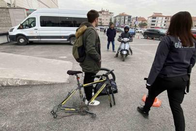 Bisikletin kilidini açamayınca tekerini söküp çaldılar