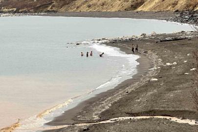 Bitlis’te bir yanda kar esareti, bir yanda su keyfi