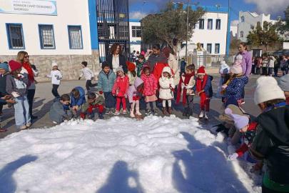 Bodrum’da öğrencilere yapay kar sürprizi