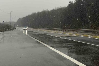 Bolu Dağı geçişinde kar yağışı etkili oluyor