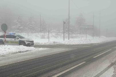 Bolu Dağı’nda kar yağışı etkili oluyor: Kar kalınlığı 20 santimetreye ulaştı