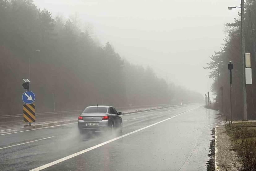 Bolu Dağı’nda sis ve sağanak sebebiyle görüş mesafesi 30 metreye düştü