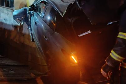 Bolu’da bina duvarına çarpan otomobilin sürücüsü yaralandı