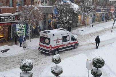 Bolu’da bir ambulansın karla imtihanı kamerada