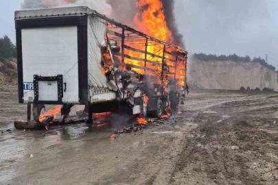 Bolu’da kağıt yüklü dorse alev topuna döndü