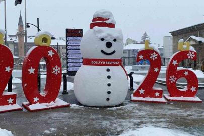 Bolu’da kar fırtınası hayatı olumsuz etkiledi: Vatandaşlar şemsiyeyle dolaştı
