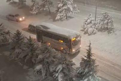 Bolu’da kar kalınlığı 30 santimetreyi aştı, onlarca araç rampalarda yolda kaldı