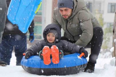 Bolu’da kar yağışının tadını çocuklar çıkardı: Parklar kayak pistine döndü