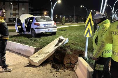 Bolu’da kontrolden çıkan otomobil refüje çarptı