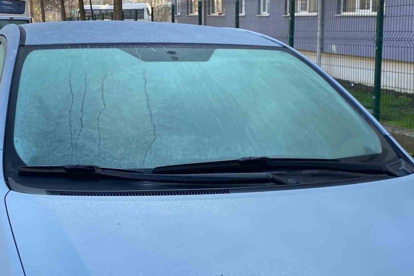 Bolu’da soğuktan araçların camları buz tuttu