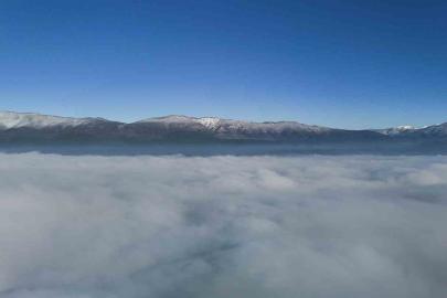 Bolu’nun karlı dağlarında sis güzel görüntü oluşturdu