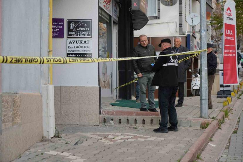 Boşanma görüşmesinde kayınpederinin ağır yaraladığı kadın yaşam mücadelesini kaybetti