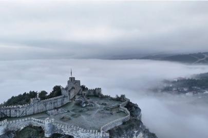 Boyabat Kalesi’nin sis altındaki görüntüsü mest etti