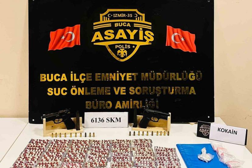 Buca’da narkotik operasyonlarında 1’i aranan 5 şahıs yakalandı