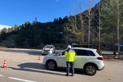Burdur’da jandarma ekipleri tarafından trafik denetimleri devam ediyor