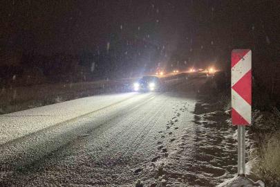 Burdur’da kar yağışı nedeniyle birçok araç yola kaldı