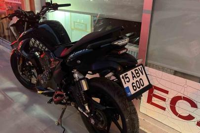 Burdur’da motosiklet park halindeki otomobile çarptı: 2 yaralı