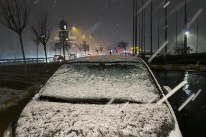 Büyükçekmece’de park halindeki araçların üzeri beyaza büründü
