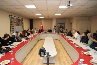 Büyükgöz, yıkım kararı alınan binanın mülk sahipleriyle bir araya geldi