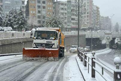 Büyükşehir Belediyesi tuzlama ve kar küreme çalışması yürütüyor