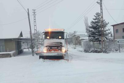 Büyükşehirden karla mücadele: 61 mahalle yolu ulaşıma açıldı