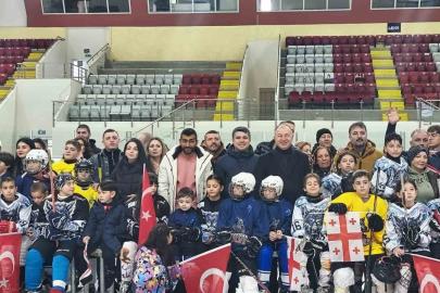 Buzda dostluk rüzgarı esti