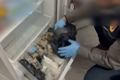 Buzdolabından esrar ve kokain gardıroptan tabanca ve para çıktı