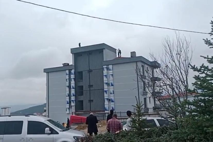 Çalıştığı firmadan alacağını alamadığını iddia eden işçi çatıya çıktı