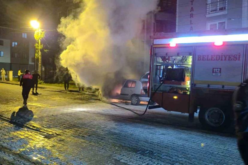 Çalıştırdığı aracı bir anda alev aldı, sürücü son anda kurtuldu