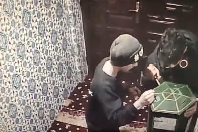 Camideki bağış kutusunu açamayan acemi hırsızlık şüphelileri kamerada