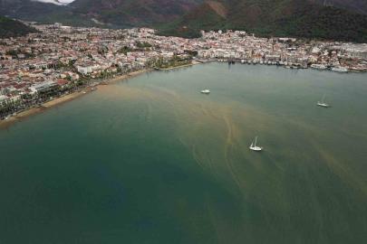 Çamur rengine bürünen deniz havadan görüntülendi