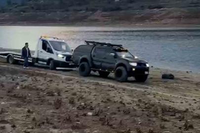 Çamura saplanan oto kurtarıcıyı pikap kurtardı