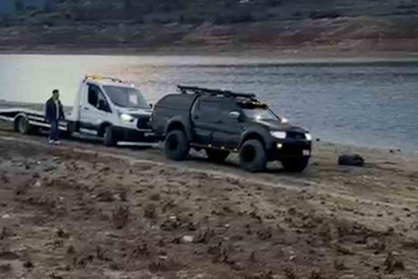 Çamura saplanan oto kurtarıcıyı pikap kurtardı