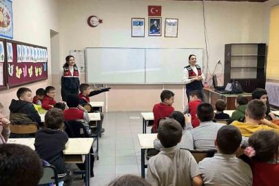 Çanakkale’de jandarma ekipleri KADES ve güvenlik hakkında bilgilendirdi