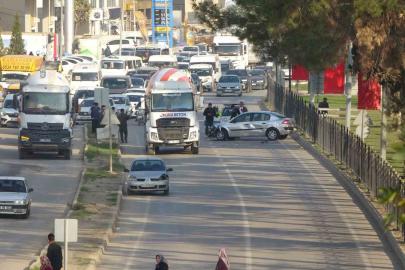 Çarpışan araçlar bulvarı trafiğe kapattı
