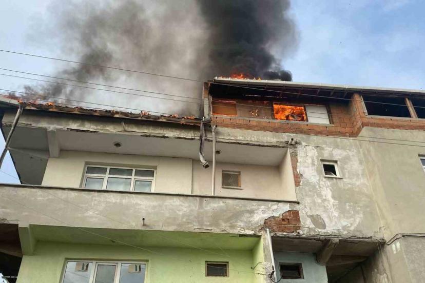 Çatı katı alev topuna döndü