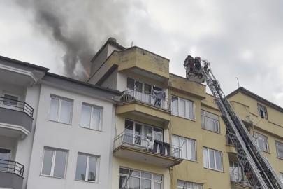 Çatı katındaki kömürlükte yangın paniği