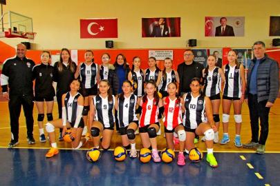 Çeşme Belediyespor Küçük Kız Voleybol Takımı şampiyonluğunu ilan etti