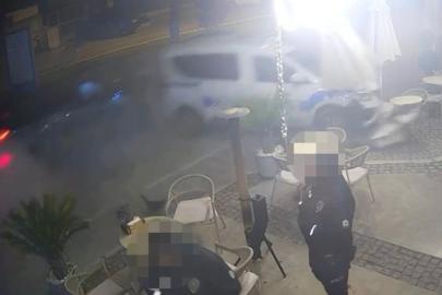 Çeşme’de otomobilin polis aracına çarptığı anlar kameraya yansıdı