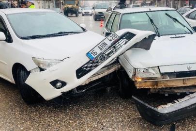 Ceylanpınar’da 2 otomobil çarpıştı