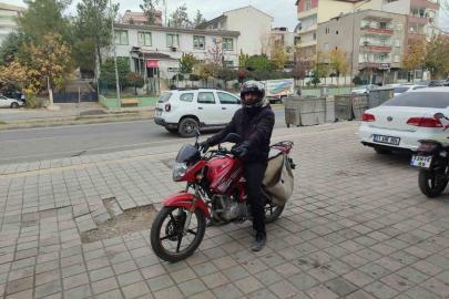 Ceza yedi, kaskı başına geçirerek motosiklet sürücülerine uyarıda bulundu