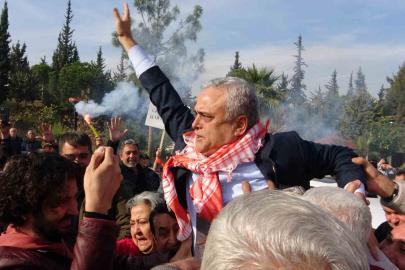CHP’den istifa eden Çakır memleketi Mersin’de coşkuyla karşılandı
