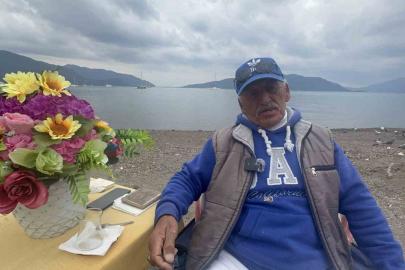 Çiçekli masa Marmaris’in simgesi haline geldi