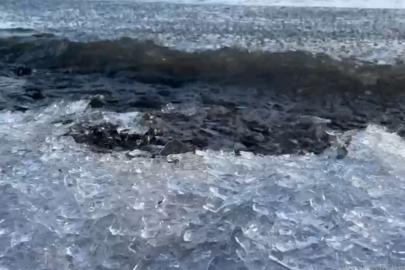 Çıldır Gölü’nde buz kütleleri sahile vurdu