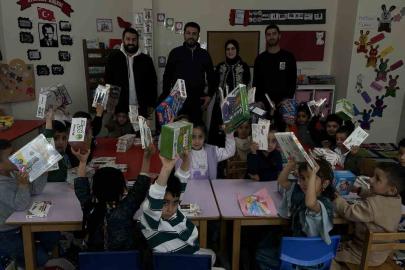 Cilo Dağı eteklerindeki okula zeka oyunu seti ile kırtasiye malzemesi hediye edildi