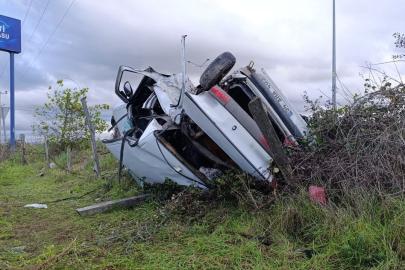 Ciple çarpışan otomobil hurdaya döndü: 1’i ağır 2 yaralı